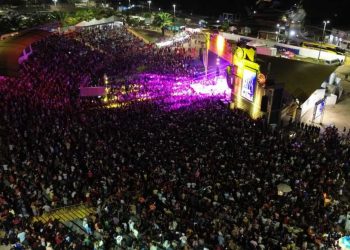 Público lota o Centro de Eventos Juracema Holanda na abertura da 4ª ExpoFest Itacoatiara ao som de Klessinha e grandes atrações regionais