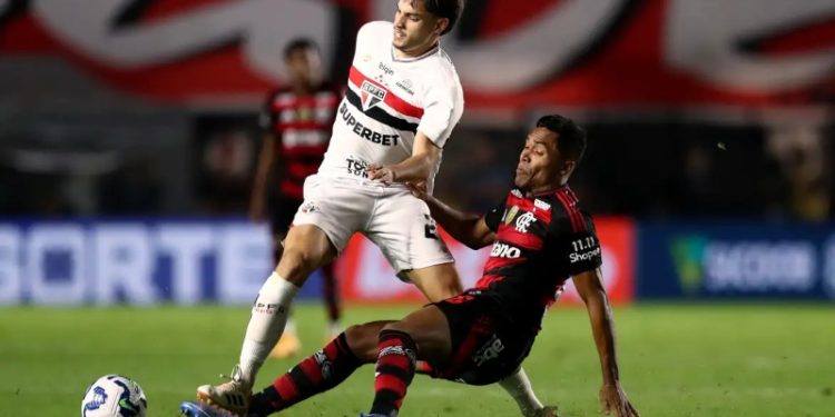 Flamengo vacila e deixa escapar liderança após empate com o São Paulo