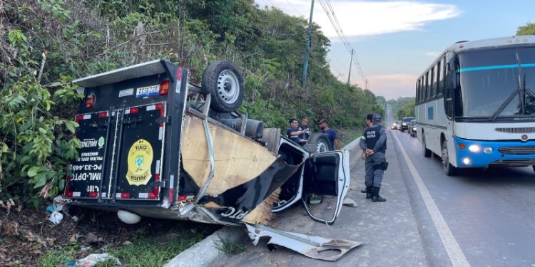 Viatura do IML, que estava transportando um corpo, capota após colisão na BR-174