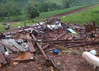 Temporal causa destruição e deixa feridos no Extremo-Oeste de SC.