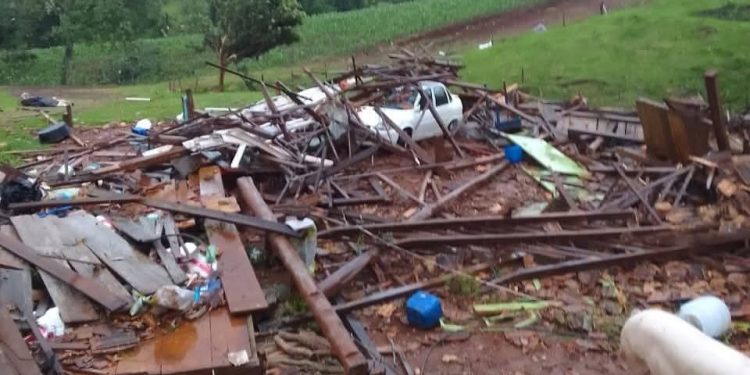 Temporal causa destruição e deixa feridos no Extremo-Oeste de SC.