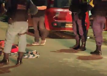 Homem mata o próprio irmão no conjunto Jacarezinho a facadas. Imagens fortes.