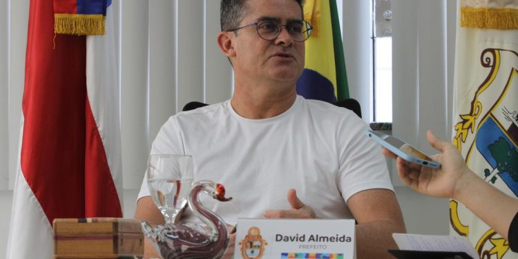 Sete investigações criminais são abertas contra prefeito David Almeida após autorização do TJAM