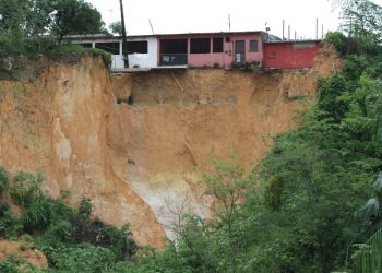 Cratera volta a ceder na Cidade Nova e interdita cinco casas em Manaus