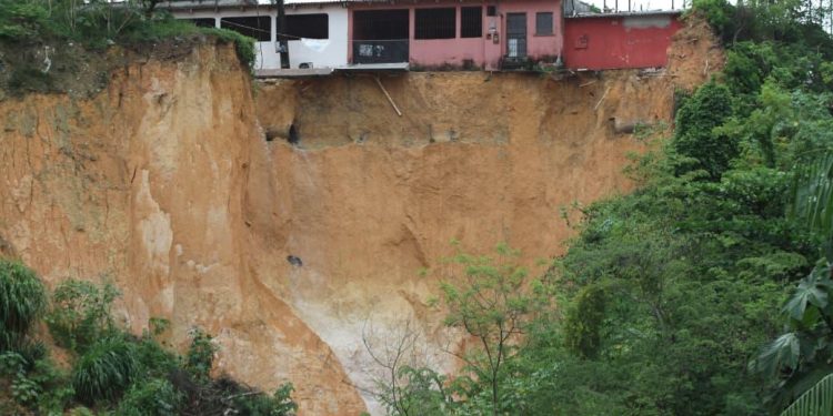 Cratera volta a ceder na Cidade Nova e interdita cinco casas em Manaus