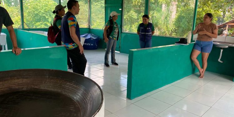 Prefeitura realiza visita técnica na Casa de Farinha da Associação de Produtores Rurais da comunidade Monte Cristo, na região do Rio Arari, para garantir participação nos editais da merenda escolar