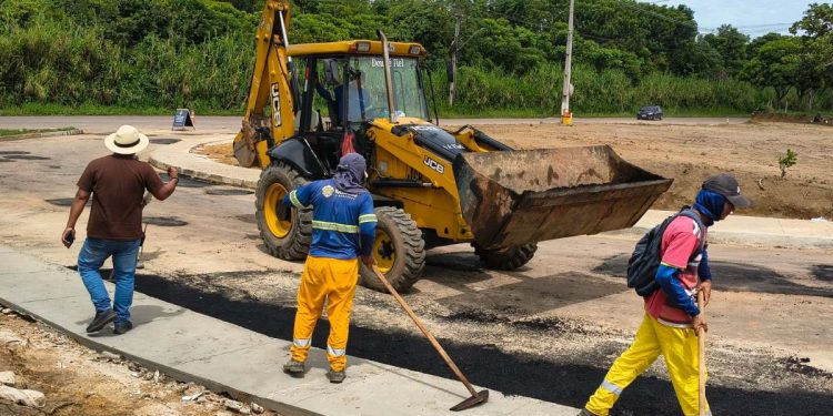 Prefeitura de Itacoatiara realiza operação tapa-buracos no Conjunto Poranga