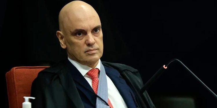 Moraes autoriza Bolsonaro a fazer cirurgia, mas nega prisão domiciliar