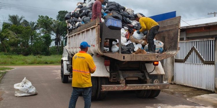 Prefeitura de Itacoatiara intensifica serviços de limpeza nas vilas de Novo Remanso, Engenho e Lindóia