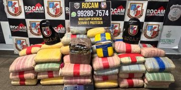 Rocam apreende cerca de 90kg de drogas dentro de embarcação, em Manaus