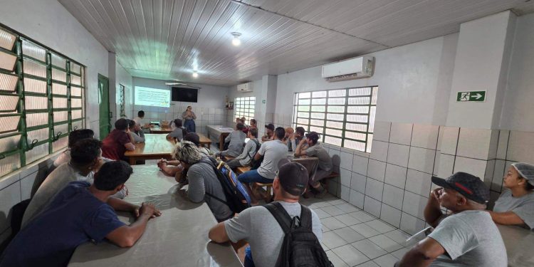 Prefeitura de Itacoatiara reforça orientações sobre segurança no trânsito em palestra realizada na empresa Litiara