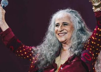 Maria Bethânia se torna a primeira cantora de MPB a ganhar um Grammy