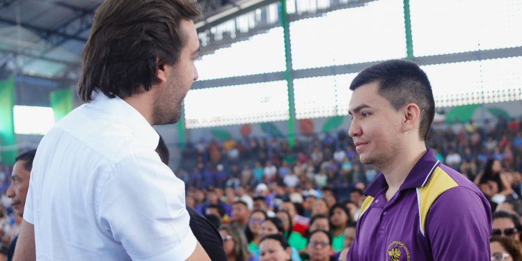 Maués abre ano letivo com presença do deputado Thiago Abrahim e reforço de investimentos na educação