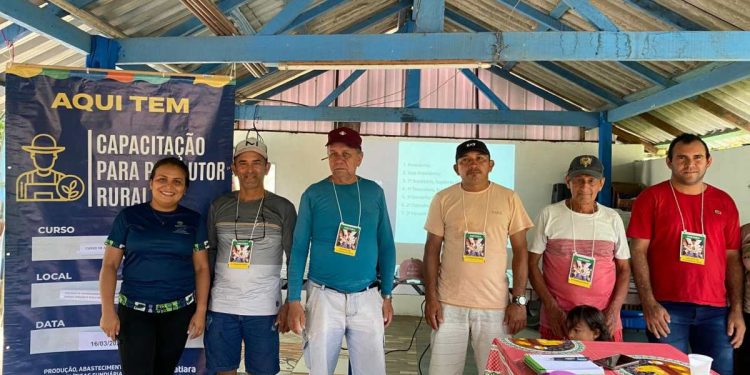 Prefeitura de Itacoatiara promove curso de associativismo para produtores rurais no Lago de Serpa