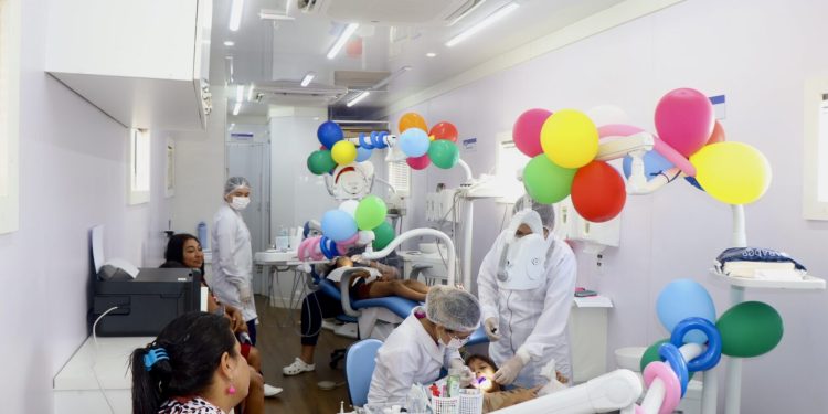 Crianças atendidas pelos CRAS participam de ação de saúde bucal na carreta odontológica da UEA