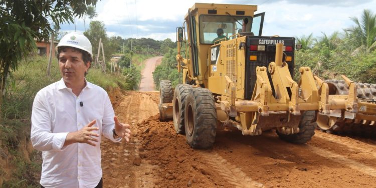 Trabalho e compromisso: Prefeitura de Itacoatiara avança na recuperação de estradas na Vila do Engenho e Novo Remanso