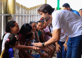 Thiago Abrahim visita escolas na zona rural de Maués e reforça compromisso com a educação