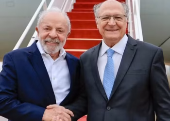 Lula confirma Alckmin como vice e sela saída de ministros para a disputa eleitoral