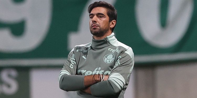 ‘Ética desportiva’: Abel Ferreira, técnico do Palmeiras, é suspenso por oito jogos