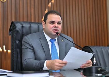 Roberto Cidade formaliza renúncia a salário de governador interino