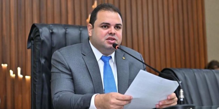 Roberto Cidade formaliza renúncia a salário de governador interino