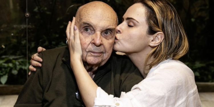 Pai de Ana Paula Renault é internado às pressas em BH aos 96 anos