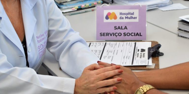 Comissão aprova piso salarial de R$ 5,5 mil para assistentes sociais