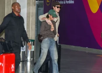 Bruna Marquezine e Shawn Mendes são flagrados de mãos dadas no RJ; veja