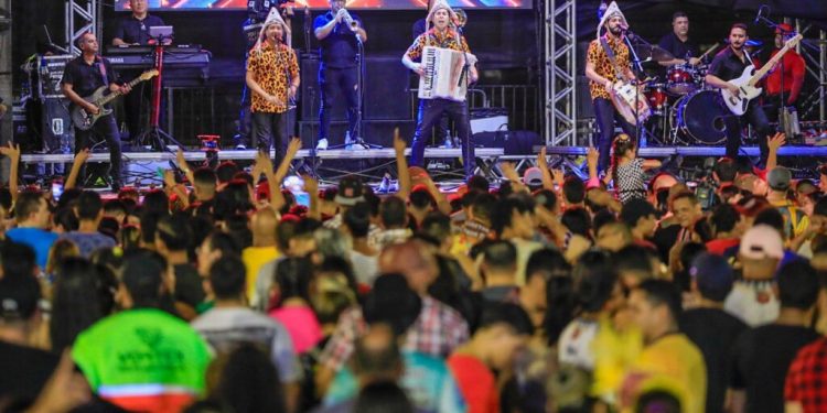 65º Festival Folclórico do Amazonas Categoria Ouro abre com apresentação da banda pernambucana Fulô de Mandacaru