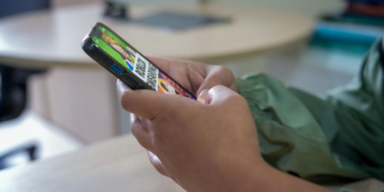 DPE-AM alerta para riscos no ambiente digital para crianças e adolescentes