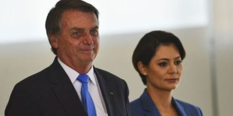 Michelle informa melhora na saúde de Bolsonaro após crises de soluço