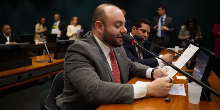 Deputado Fausto Jr. propõe debate sobre exploração de terras raras