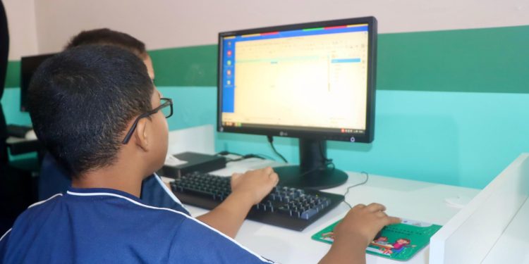Prefeitura de Itacoatiara reinaugura centro digital com computadores sustentáveis e amplia acesso à tecnologia