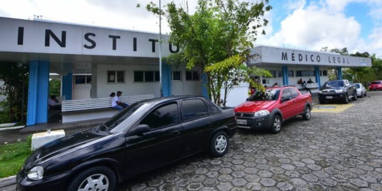 Homem mata atual namorado da ex com sete facadas em Manaus