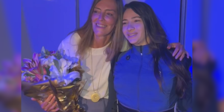 VÍDEOS: Lais Souza fica em pé para homenagear pesquisadora Tatiana Sampaio