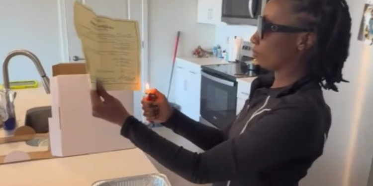 Mulher queima certidão de casamento ao som de Beyoncé após divórcio; VEJA