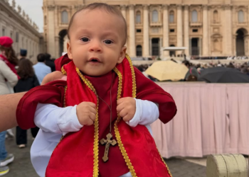 ‘Mini Papa’: bebê brasileiro encanta Leão XIV e recebe bênção no Vaticano