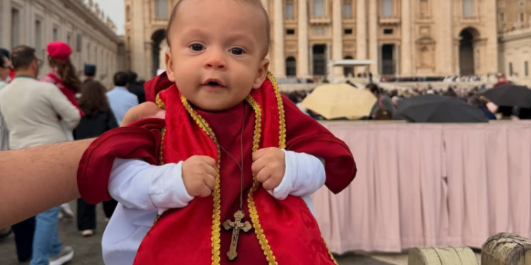 ‘Mini Papa’: bebê brasileiro encanta Leão XIV e recebe bênção no Vaticano