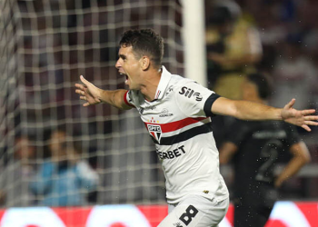 Brasileiro Oscar se aposenta aos 34 anos com problemas cardíacos