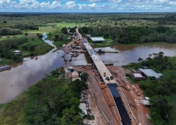 Ponte Autaz Mirim é concretada e começa a receber asfalto na BR-319