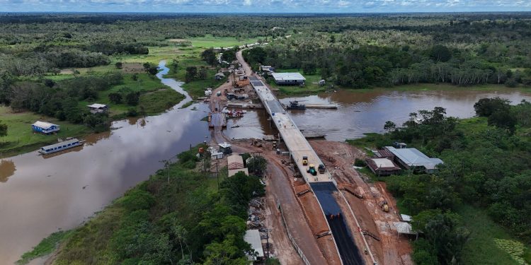 Ponte Autaz Mirim é concretada e começa a receber asfalto na BR-319