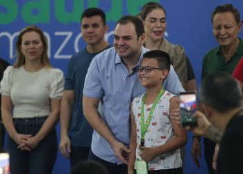 Governador interino Roberto Cidade entrega óculos e avança com mutirão no AM