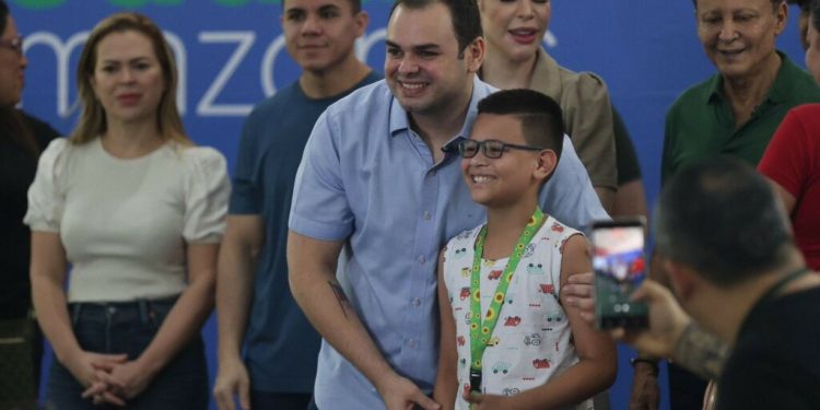 Governador interino Roberto Cidade entrega óculos e avança com mutirão no AM