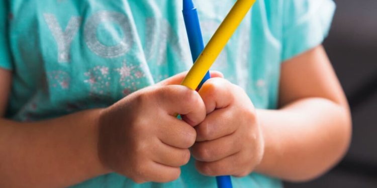 Justiça obriga município a garantir mediador para aluna com Down