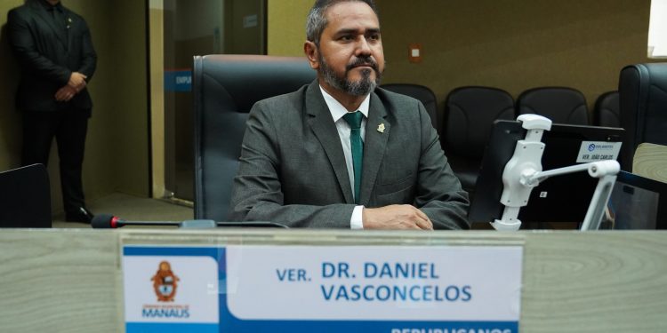 Dr. Daniel Vasconcelos toma posse como vereador na CMM