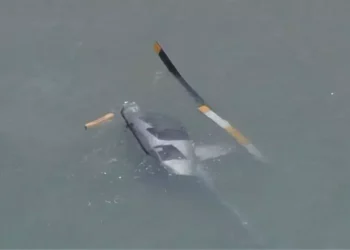 Helicóptero cai no mar da Barra da Tijuca e deixa três feridos