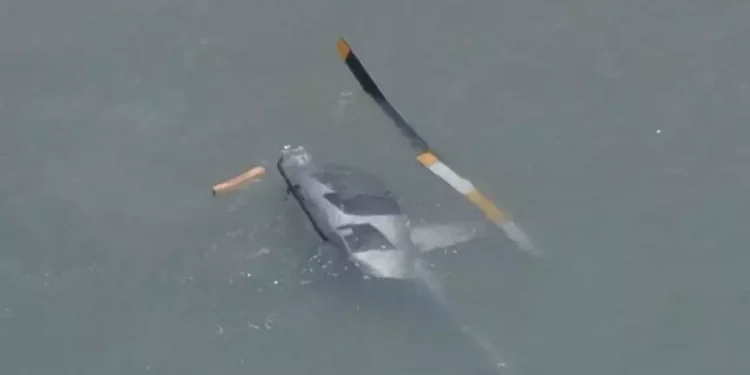 Helicóptero cai no mar da Barra da Tijuca e deixa três feridos