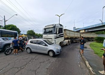 Rotatória do São José fica travada após colisão entre carro e caminhão