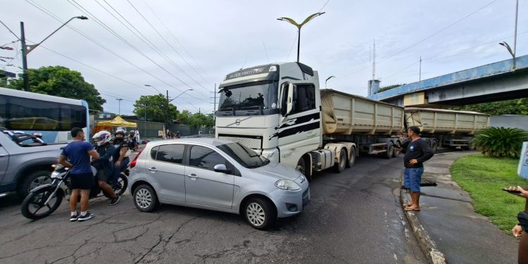 Rotatória do São José fica travada após colisão entre carro e caminhão