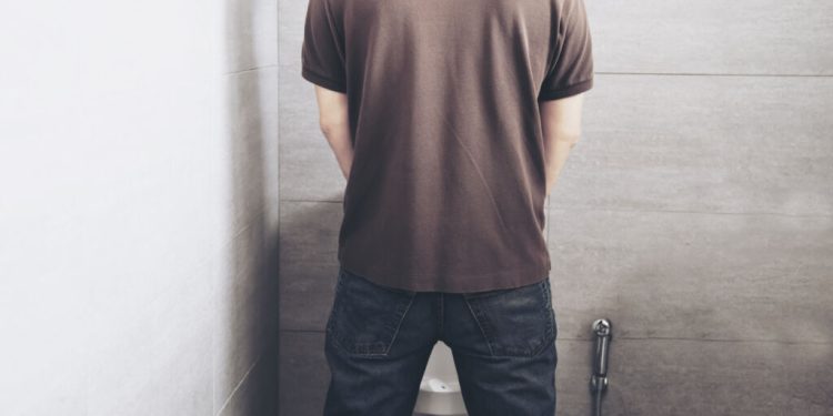 Saiba por que o hábito de mijar sentado faz bem à saúde masculina